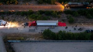 Corte de EEUU acusa a dos hombres por la muerte de 53 migrantes en un camión en Texas