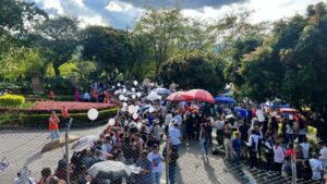 Darío Gómez: Disturbios en el cementerio Campos de Paz - Medellín - Colombia