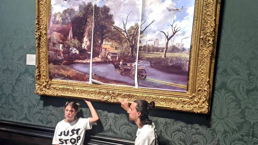 Dos activistas ecologistas se pegan al cuadro 'La carreta de heno', de Constable