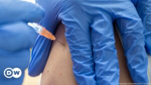 EE.UU. avala uso de vacuna Novavax contra COVID-19 en adultos | El Mundo | DW