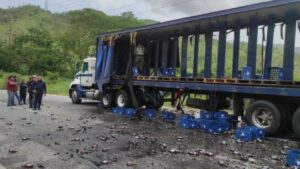 EN VIDEO | Accidente de camión de cervezas provocó gran congestión vial y caos en Carabobo