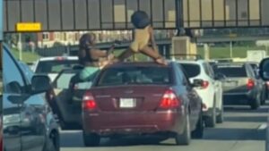 EN VIDEO | Cansadas del tráfico se subieron al techo de su carro para hacer twerking y se viralizaron en redes