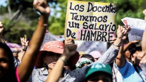Educadores venezolanos mostraron su indignación ante el monto del bono vacacional