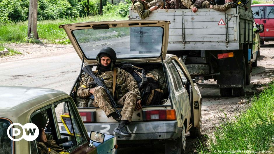 Ejército ucraniano anuncia su retirada de Lisichansk, su último reducto en región clave | El Mundo | DW