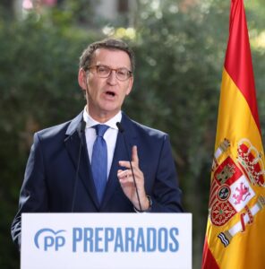 El PP acusa a Sánchez de quemar "180 kilos de queroseno" justo después de invitar a los españoles a quitarse la corbata
