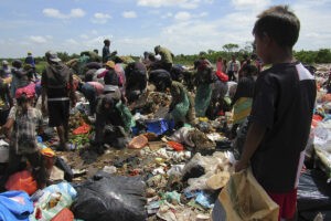El basurero colombiano de la ignominia: decenas de indgenas buscan entre los desechos un medio de vida