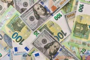 El euro cae a su valor más bajo frente al dólar desde 2002