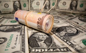 El euro cae por debajo de 1,01 dólares y se aproxima a la paridad