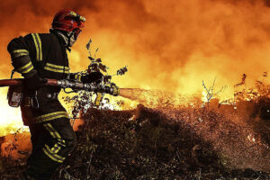 El fuego arrasa el sur de Europa en pleno "apocalipsis" de calor