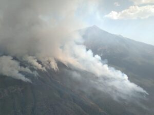 El incendio de Tenerife empeora durante la noche y afecta ya a cerca de 2.000 hectáreas
