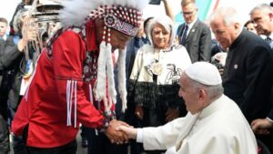 El papa Francisco recibió en Canadá la bienvenida de indígenas
