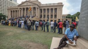 El presidente de Sri Lanka abandona su país en avión militar tras las masivas protestas