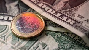 Euro registra mayor desplome frente al dólar en 20 años