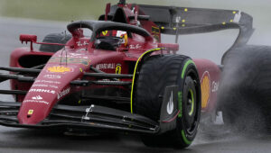 F1: Carlos Sainz vuela bajo la lluvia de Silverstone para firmar su primera 'pole'