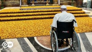 Francisco reaparece en silla de ruedas antes de viajar a Canadá | El Mundo | DW