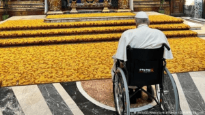 Francisco reaparece en silla de ruedas antes de viajar a Canadá