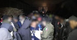 Hallan 225 migrantes en una bodega en México