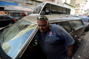 Hasta 500 dólares requieren los choferes para mantener su carro de vieja data en Venezuela