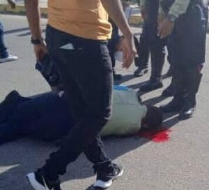 Heridos de gravedad dos Poliurdaneta al ser arrollados en Maracaibo