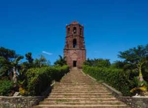 Histórico campanario de Filipinas quedó casi destruido tras fuerte terremoto (VIDEO)