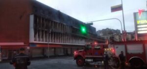 Incendio arrasa con Mercado de los Corotos en Quinta Crespo