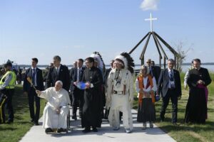 Indígenas de Canadá piden reparaciones tras disculpa del papa
