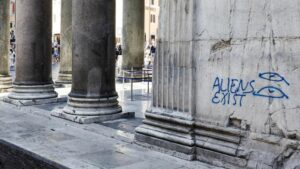 Indignación en Roma por un graffiti en el Panteón: "Los alienígenas existen"