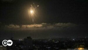 Israel bombardea Gaza tras lanzamiento de cuatro cohetes desde la Franja | El Mundo | DW