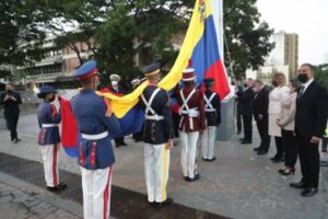 Izada de bandera dio inicio a actos por el natalicio de Simón Bolívar