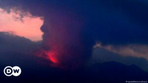 Japón: ordenan evacuación de zonas pobladas cercanas al volcán Sakurajima | El Mundo | DW