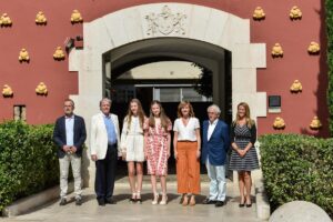 La Princesa Leonor y la Infanta se reúnen en Figueres (Girona) con jóvenes vinculados a la FPdGi