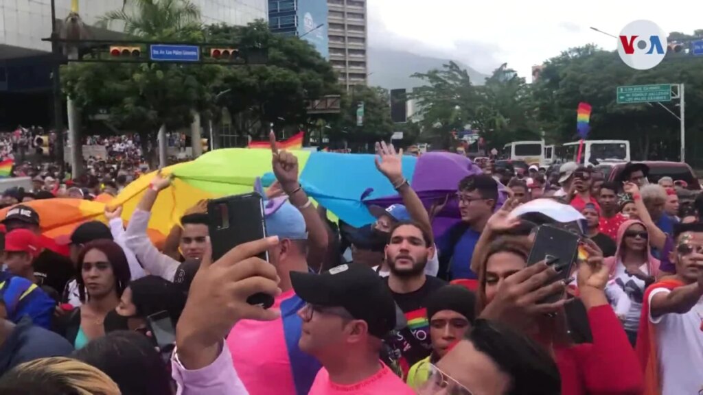 La comunidad LGBTIQ venezolana celebra una marcha multitudinaria