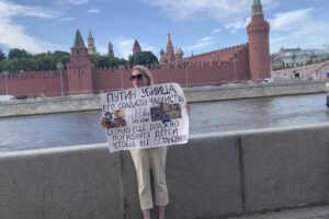 La periodista que protest contra Putin se expone ahora a una multa, crcel y perder la custodia de sus hijos