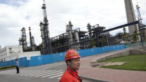 La producción de las refinerías chinas cae por primera vez en 10 años