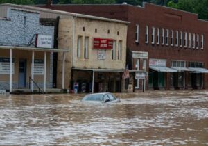 Las catastróficas inundaciones en Kentucky dejan ya 25 muertos y decenas de miles de afectados