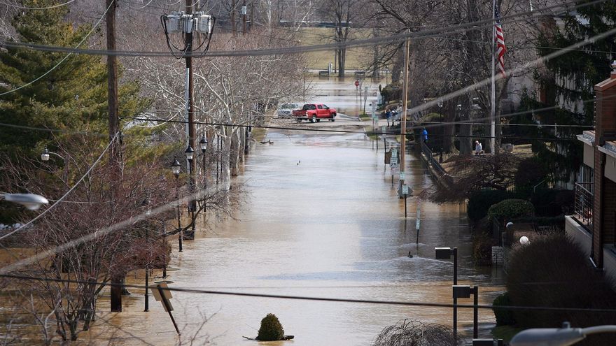 Las inundaciones en Kentucky suman ya 15 muertos y Biden lo declara de "desastre mayor"