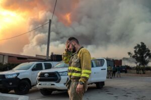 Las lágrimas de un bombero en Losacio (Zamora) y otras imágenes de los incendios que afectan a España