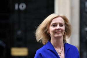 Liz Truss, jefa de la diplomacia britnica, anuncia su candidatura para suceder a Boris Johnson