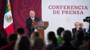 López Obrador recuerda el montaje en un medio español a Pablo Iglesias: "La calumnia, cuando no mancha, tizna"