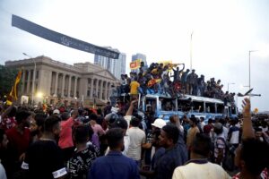 Los manifestantes entregan a la Policía casi 50.000 euros hallados en el Palacio Presidencial de Sri Lanka