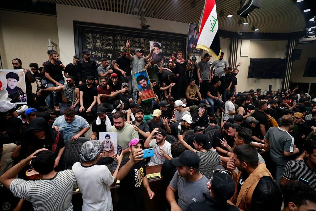 Los simpatizantes del clrigo radical Muqtada al Sadr vuelven a asaltar el Parlamento de Irak
