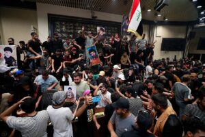 Los simpatizantes del clrigo radical Muqtada al Sadr vuelven a asaltar el Parlamento de Irak