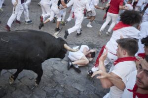 Los toros de Jandilla protagonizan un encierro de San Fermín muy rápido y peligroso con un herido por asta