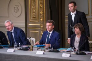 Macron busca relanzarse con un nuevo Gobierno de cariz más político
