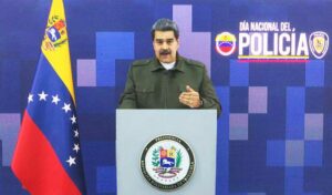 Maduro dice a policías que aún "hay amenazas desde Colombia"
