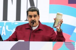 Maduro insiste en que Venezuela recibe amenazas extranjeras