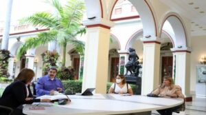 Maduro reconoce déficit de médicos en centros de salud