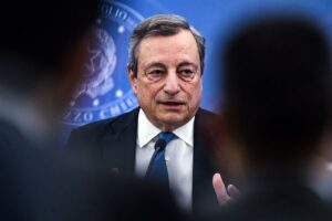 Mattarella no acepta la dimisión de Mario Draghi y le manda al Parlamento