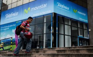 Medios independientes y defensores de la libertad de expresión acorralan a Telefónica por permitir espionaje de Maduro a venezolanos