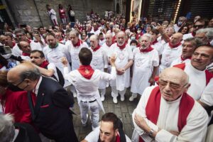 Miembros de la izquierda abertzale escupen y empujan al alcalde y concejales de Pamplona en la procesión de San Fermín